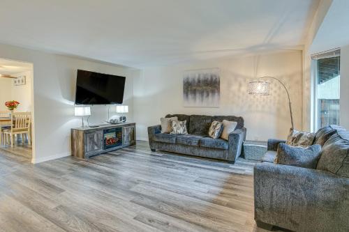 Imagine din galeria proprietății Modern Puyallup Townhome with Backyard and Fireplace în Puyallup