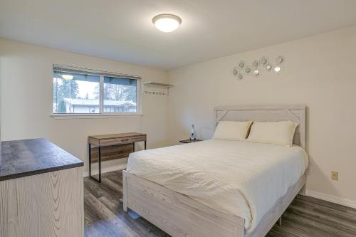 een slaapkamer met een groot bed en een raam bij Modern Puyallup Townhome with Backyard and Fireplace in Puyallup