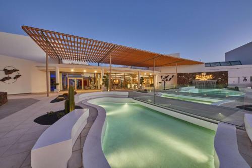 una imagen de una piscina en una casa en Dreams Lanzarote Playa Dorada Resort & Spa, en Playa Blanca