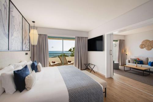 TV a/nebo společenská místnost v ubytování Dreams Lanzarote Playa Dorada Resort & Spa