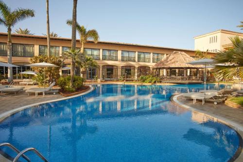 Бассейн в Secrets Bahía Real Resort & Spa Adults only или поблизости