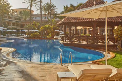 Бассейн в Secrets Bahía Real Resort & Spa Adults only или поблизости