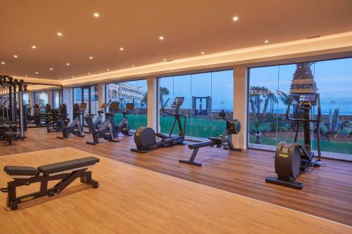 Fitness centrum a/nebo fitness zařízení v ubytování Secrets Bahía Real Resort & Spa Adults only