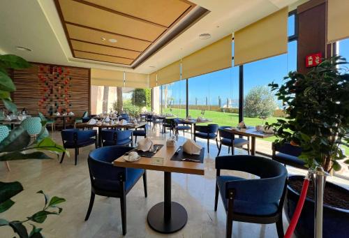 Restaurace v ubytování Secrets Bahía Real Resort & Spa Adults only