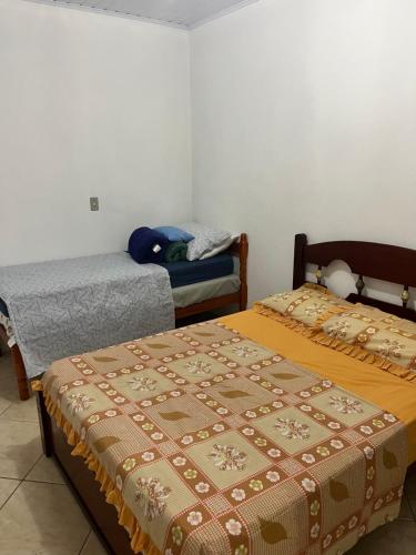 two beds in a room with two beds sidx sidx sidx at Residencial Pôr do Sol Estrada do Palmital, Osório RS- lagoa na propriedade e 13km da praia de Atlântida Sul com wi-Fi in Osório