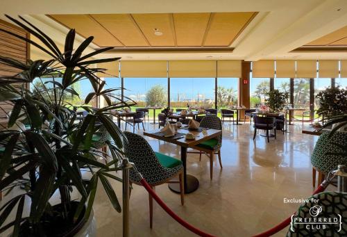 Restaurace v ubytování Secrets Bahía Real Resort & Spa Adults only