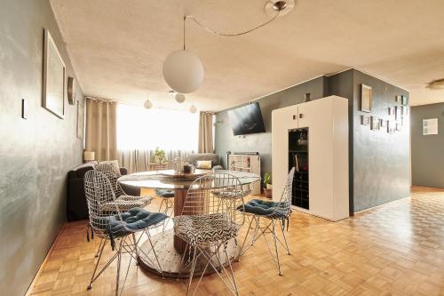 een woonkamer met een tafel en stoelen bij Ed&Marie Apartamento in Mexico-Stad