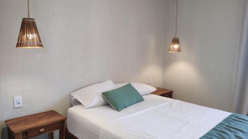 une chambre avec un lit blanc avec deux lumières dans l'établissement Ayamar Kite House - Apto Superior, à Cruz