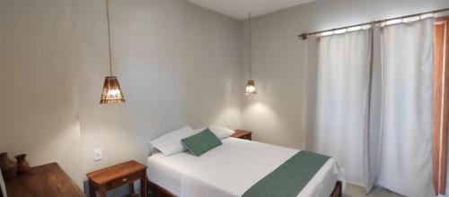 - une chambre avec un lit blanc et deux lumières dans l'établissement Ayamar Kite House - Apto Superior, à Cruz