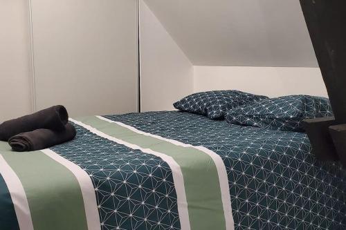 un lit avec deux oreillers dessus dans l'établissement Tulsa Home - Comme à la maison, Appartement 1 chambre, à Saint-Quentin