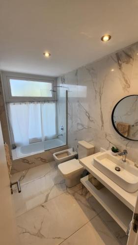 Bilik mandi di SEMIPISO PINAMAR 6 PAX PILE CLIMATIZADA
