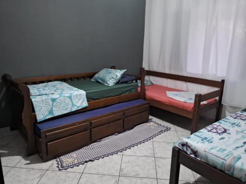 Ліжко або ліжка в номері Hostel do Enzo