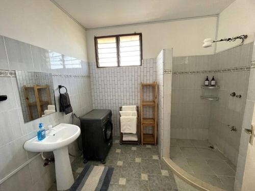 Ett badrum på Mintari Penthouse, Nyali.