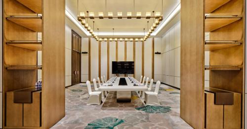 a conference room with a long table and chairs at Crowne Plaza Chengdu Wuhou by IHG in Chengdu