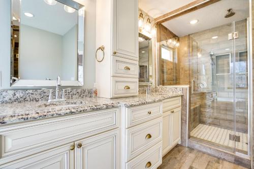 baño blanco con ducha y lavamanos en Spacious Stillwater Home with Yard and Fire Pit!, en Stillwater