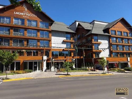 a large building on the side of a street at Laghetto Stilo Borges - Apto 403B in Gramado