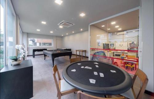 a room with a ping pong table and a pool table at Laghetto Stilo Borges - Apto 403B in Gramado