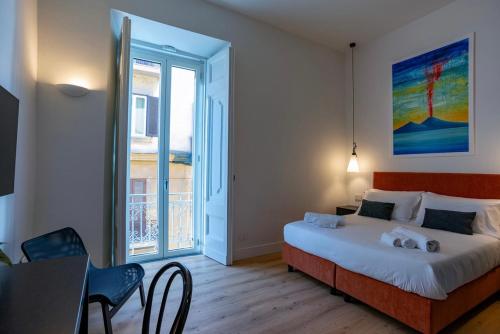 ナポリにあるRolando Domusのベッドルーム1室(ベッド1台、大きな窓付)