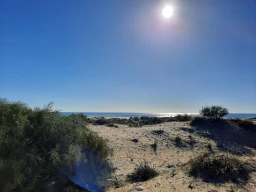 a sandy beach with the ocean in the background at Mi bonito apartamento del Portil in El Portil