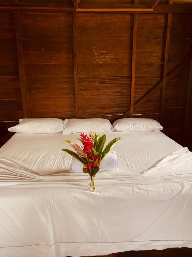 Cama ou camas em um quarto em Cabañas Iracas del Mar