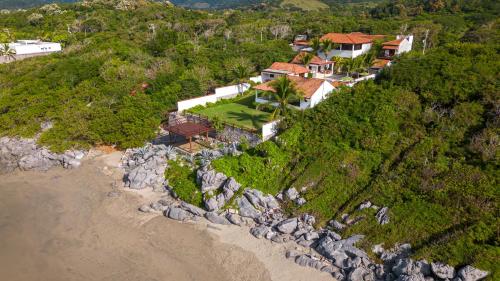 an aerial view of a house on a rocky beach at Refugio de piedra - Troncones in Troncones