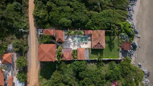 an overhead view of a house with red roof at Refugio de piedra - Troncones in Troncones