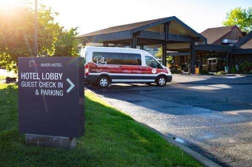 een rood-wit busje geparkeerd voor een gebouw bij Ruby River Hotel in Spokane