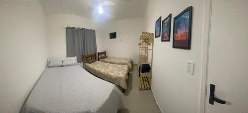 Posteľ alebo postele v izbe v ubytovaní Apartamento beira mar vista para montanha em Massaguaçú