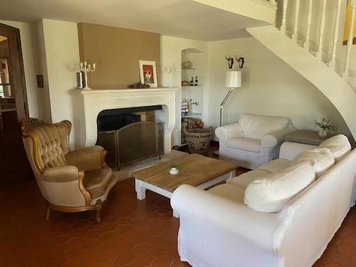 Area soggiorno di Quaint Villa with Private Pool in Flayosc France