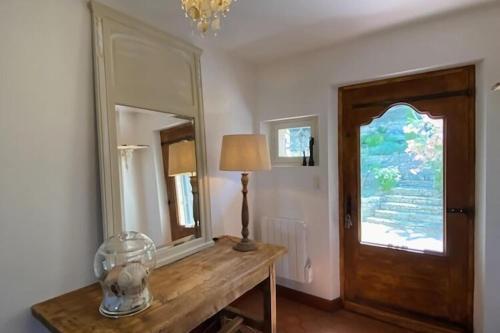 Cette chambre comprend une table avec une lampe et un miroir. dans l'établissement Quaint Villa with Private Pool in Flayosc France, à Flayosc