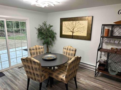 a dining room with a table and chairs at Chesapeake Holiday House in Port Republic