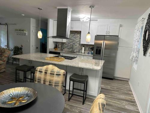 a kitchen with a counter top and a refrigerator at Chesapeake Holiday House in Port Republic