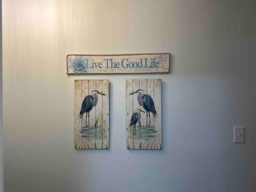 a picture of three birds on a wall at Chesapeake Holiday House in Port Republic