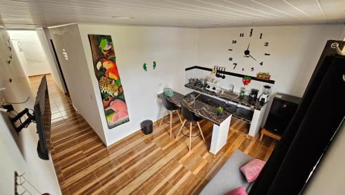 - un salon avec une table et des horloges murales dans l'établissement Family Amazon Minimalist, à Leticia
