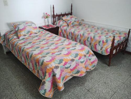 - deux lits assis l'un à côté de l'autre dans une pièce dans l'établissement Casa Interna Paraná, à Paraná