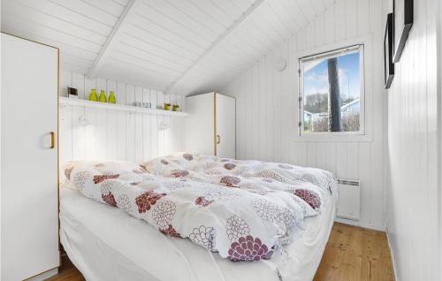 um quarto branco com uma cama grande e um edredão em Nice Home In Sjlund With Sauna em Sjølund