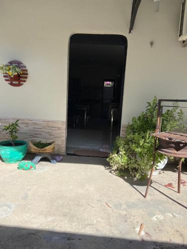 una entrada a un edificio con una puerta negra en Casinha da vovó, en Boa Vista