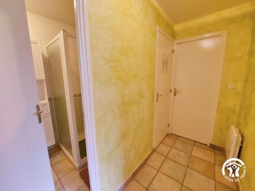 een kamer met gele muren en een deur bij Gîte Carelles, 7 pièces, 12 personnes - FR-1-600-62 in Carelles
