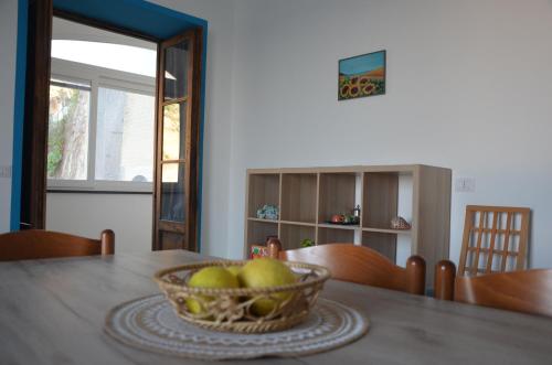 - un bol de fruits sur une table dans la cuisine dans l'établissement SEAINSIDE HOUSE - PENISOLA SORRENTINA, à Piano di Sorrento