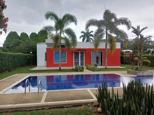 uma casa com uma piscina em frente em Las Margaritas em Villavicencio