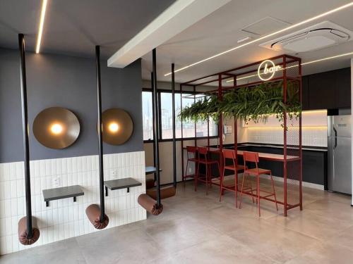Una habitación con una cocina con una mesa y un mostrador. en Jardins São Paulo, en São Paulo
