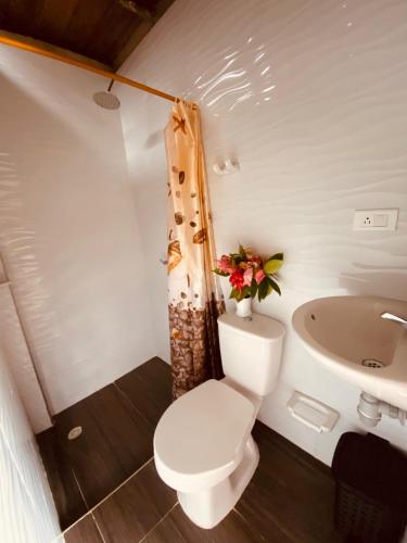 Um banheiro em Cabañas Iracas del Mar