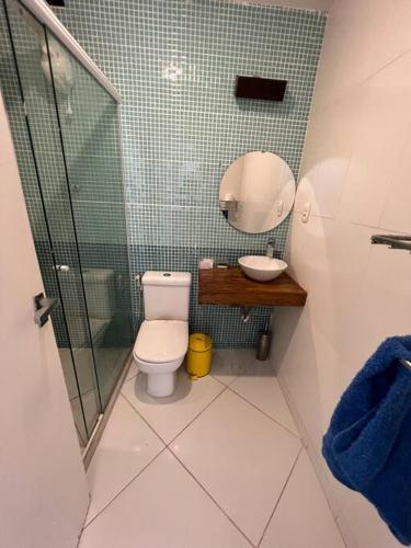 a bathroom with a toilet and a sink and a shower at Casa Cristo Redentor c/piscina in Rio de Janeiro