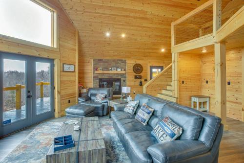 Χώρος καθιστικού στο Celina Cabin with View of Dale Hollow Lake!
