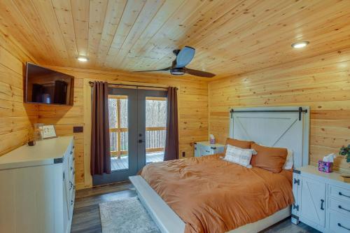 1 dormitorio con 1 cama en una cabaña de madera en Celina Cabin with View of Dale Hollow Lake!, en Hilham