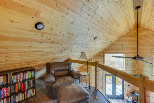 Χώρος καθιστικού στο Celina Cabin with View of Dale Hollow Lake!