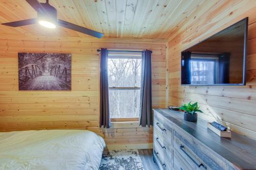 Μια τηλεόραση ή/και κέντρο ψυχαγωγίας στο Celina Cabin with View of Dale Hollow Lake!