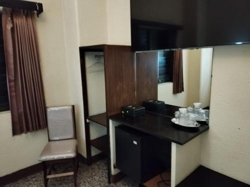 La salle de bains est pourvue d'un lavabo et d'un miroir. dans l'établissement Hotel Sevilla, à Guatemala