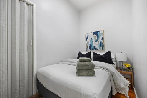 Tempat tidur dalam kamar di Sleek 2BR - Walking distance to Times Square