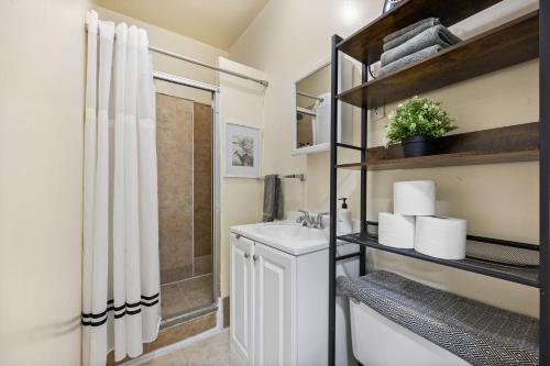 Kupatilo u objektu Sleek 2BR - Walking distance to Times Square